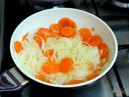 На плите разогреваем сковороду с растительным маслом. Отправляем на неё пассероваться лук и морковь, на маленьком огне. Они не должны быть золотистыми. Достаточно, что они станут мягкими.