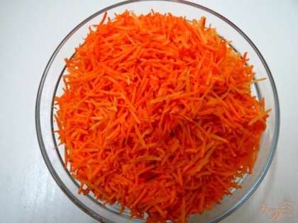 Морковь желательно покупать с ярко выраженным цветом, сочной и сладкой. Морковь моем, чистим и натираем на корейской тёрке.Солим морковь и отставляем в сторону, чтобы морковь пустила сок. Этого достаточно, больше отжимать сок не нужно.