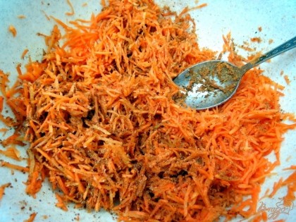 Морковь посыпаем сахаром и чёрным перцем, перемешиваем, оставляем на 2-3 минуты.