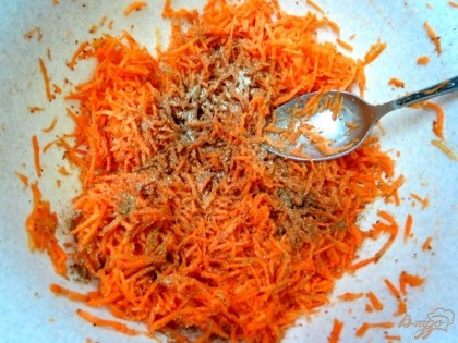 К моркови добавляем оставшиеся компоненты, тщательно перемешиваем и выливаем очень горячее, но не кипящее масло. Выкладываем в небольшую посуду, сверху ставим лёгкий гнёт. Ставим в холодильник. Через сутки морковь готова к употреблению.