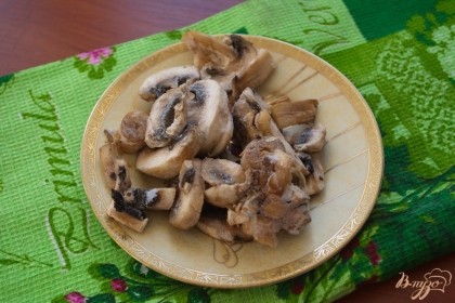 Для приготовления соуса мы будем использовать именно замороженные грибы. Форма нарезки их не имеет значения.