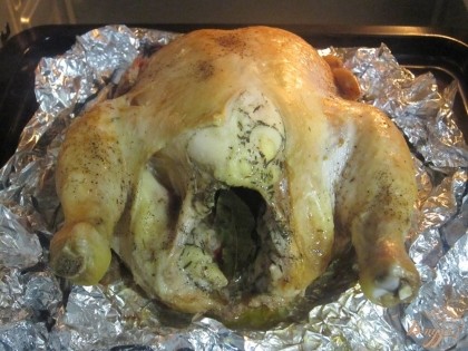 Запекать птицу в предварительно разогретой духовке при температуре 200 град. в течение 50 минут. Затем курицу раскрыть.