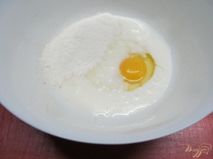 Кефир, яйцо, соль и муку соединить и перемешать. Тесто как на оладьи.