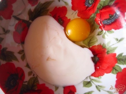 В отдельной миске взбейте натуральный йогурт с яйцом.