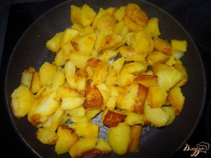 Отдельно на сковороде обжарить картофель.