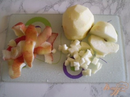 Яблоко подготавливаем для желе, очищаем и нарезаем.