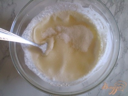 Кефир обезжиренный смешиваем с сахаром или лучше взять мед натуральный.