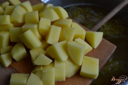 Добавить кубики картофеля.Варить в течении 10 минут.