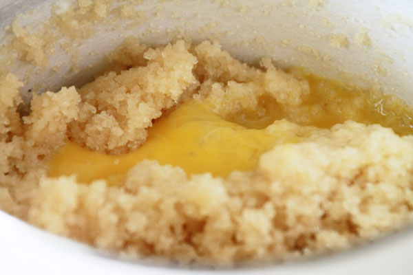 В другой ёмкости разотрите сливочное масло с сахарным песком. Продолжайте растирать миксером 10 минут. Затем добавьте желтки и продолжайте растирать ещё 10 минут.