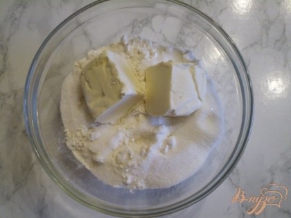 Холодный маргарин смешиваем со щипкой соли, сахаром и мукой.