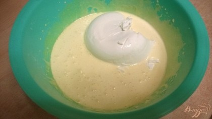к взбитым желткам добавляем сыр маскарпоне, и аккуратно перемешиваем.