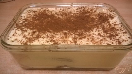 Готово! и так формируем десерт до конца, последний слой обильно крем. сверху посыпаем какао порошком через ситечко.