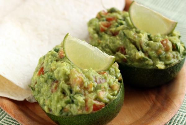 Подают гуакамоле обычно с тортильями. Можно эффектно подать закуску в половинках авокадо.