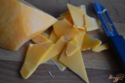 Сыр  подойдет любого твердого сорта , нарезать ножом для чистки овощей  и добавить к салату.Перемешать.