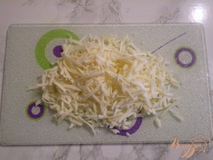 Сыр лучше подморозить заранее, тогда он лучше натирается.
