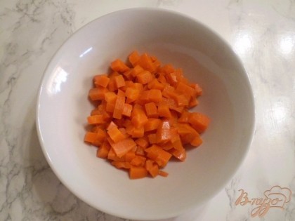 Берем салатник, кладем в него порезанную морковь.