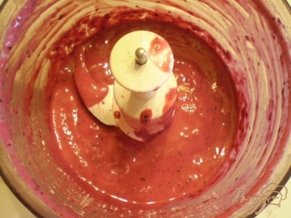 Кефир ягодный из красной и черной смородины готов.