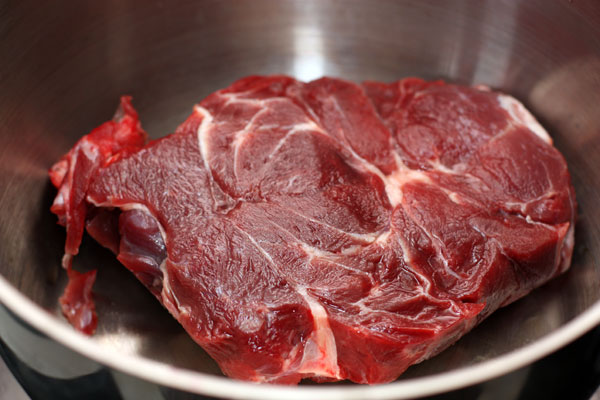 Мясо залейте 3 литрами холодной воды и доведите до кипения на сильном огне.