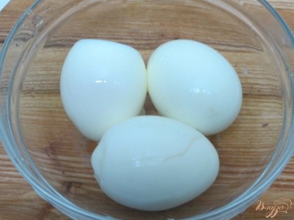 Яйца очищаем и вырезаем из них ромашки, а затем нарезаем