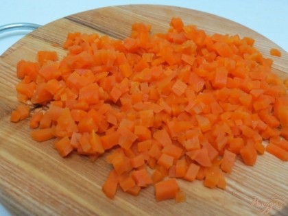 Из моркови вырезаем цветочки. Морковь нарезаем мелкими кубиками и отправляем в салат.