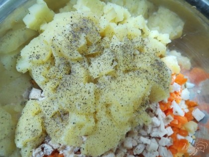 Картофель мелко нарезаем,добавляем в салат, солим, перчим.