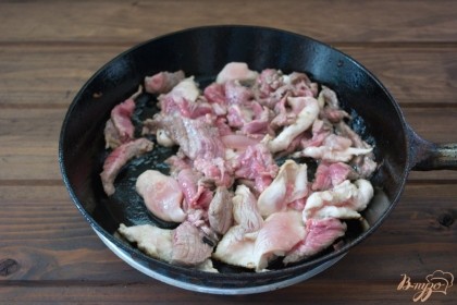 На сковороде обжарьте нарезанное соломкой мясо говядины и курицы. Нарезать мясо следует как на бефстроганов.