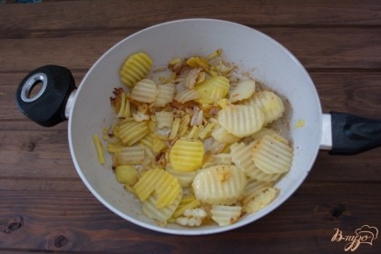 Картофель жарим в большом количестве растительного масла до готовности ( на отдельной сковороде).