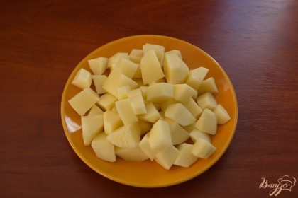 Картофель нарезать кубиком.  Через 30 минут варки мяса, добавьте картофель.