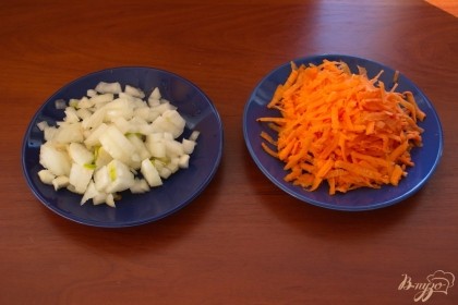 Лук нарезать мелким кубиком, а морковь трем на крупную терку.
