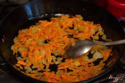 На растительном масле обжариваем лук и морковь.