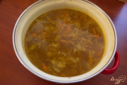 Нашу зажарку добавляем в суп. Варим еще 10 минут. Добавляем соль, специи по вкусу. Проверяем на готовность и выключаем.