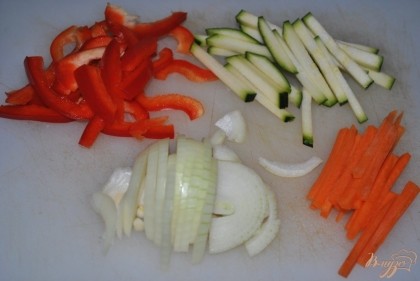 Очистить и нарезать овощи: болгарский перец, лук, морковь и цукини