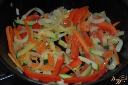 Обжарить нарезанные овощи на растительном масле 3-4 минуты