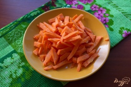 Нарезать на свой вкус морковь.