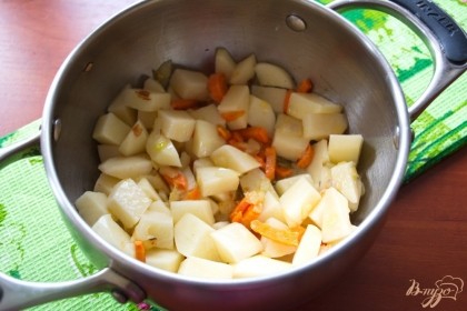 Очистите картофель и добавьте ее к овощной зажарке. Прогрейте все вместе 5 минут постоянно помешивая.