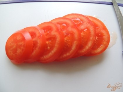 Нарезать тонкими кольцами помидор.