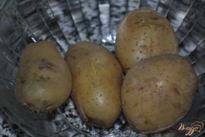 Отварить картофель в кожуре до готовности
