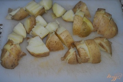 Картофель нарезать небольшими кусочками, не очищая от кожуры
