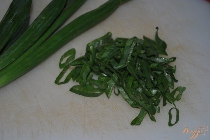 Нарезать мелко зеленый лук