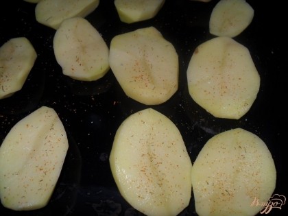 Картофель чистим, разрезаем пополам. Выкладываем картофель на противень.