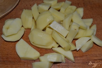 Картофель нарезать средними кусочками.