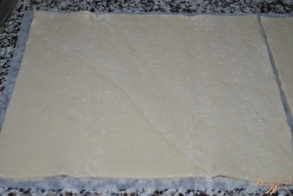 Подготовить тесто. Я использовала готовое, поэтому нужно его разморозить 10-15 минут и развернуть.