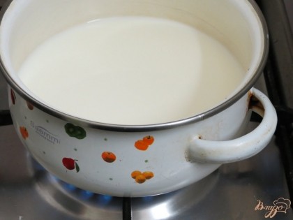 Наливаем в кастрюльку молоко и доводим его до кипения.