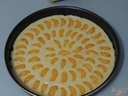 Раскладываем на поверхности пирога дольки мандарина.