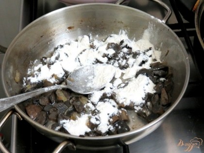 Если у вас остались грибы с луком сделайте из них соус. Отправьте грибы на сковороду. Добавьте 1 ст. ложку муки. Жарьте 1-2 минуты вместе.