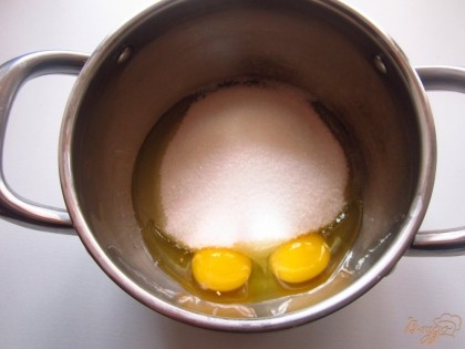 В кастрюле взбейте яйца с сахаром.