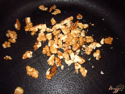 Орехи начистить и обжарить на сухой сковороде.