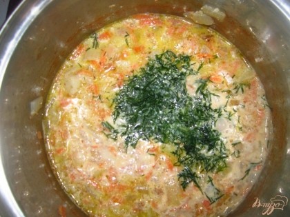 Потом добавьте укроп, сметану доведите суп до кипения и снимите с огня.
