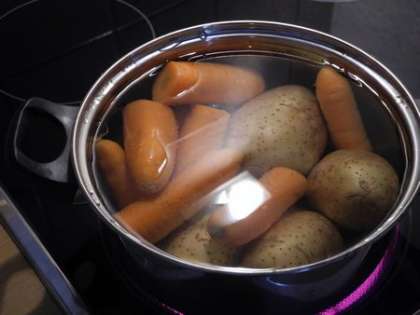 Отварить картошку и морковь
