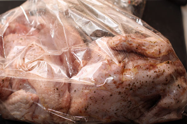 Положите цыплят в пакет, залейте маринадом и оставьте на 1-2 часа.